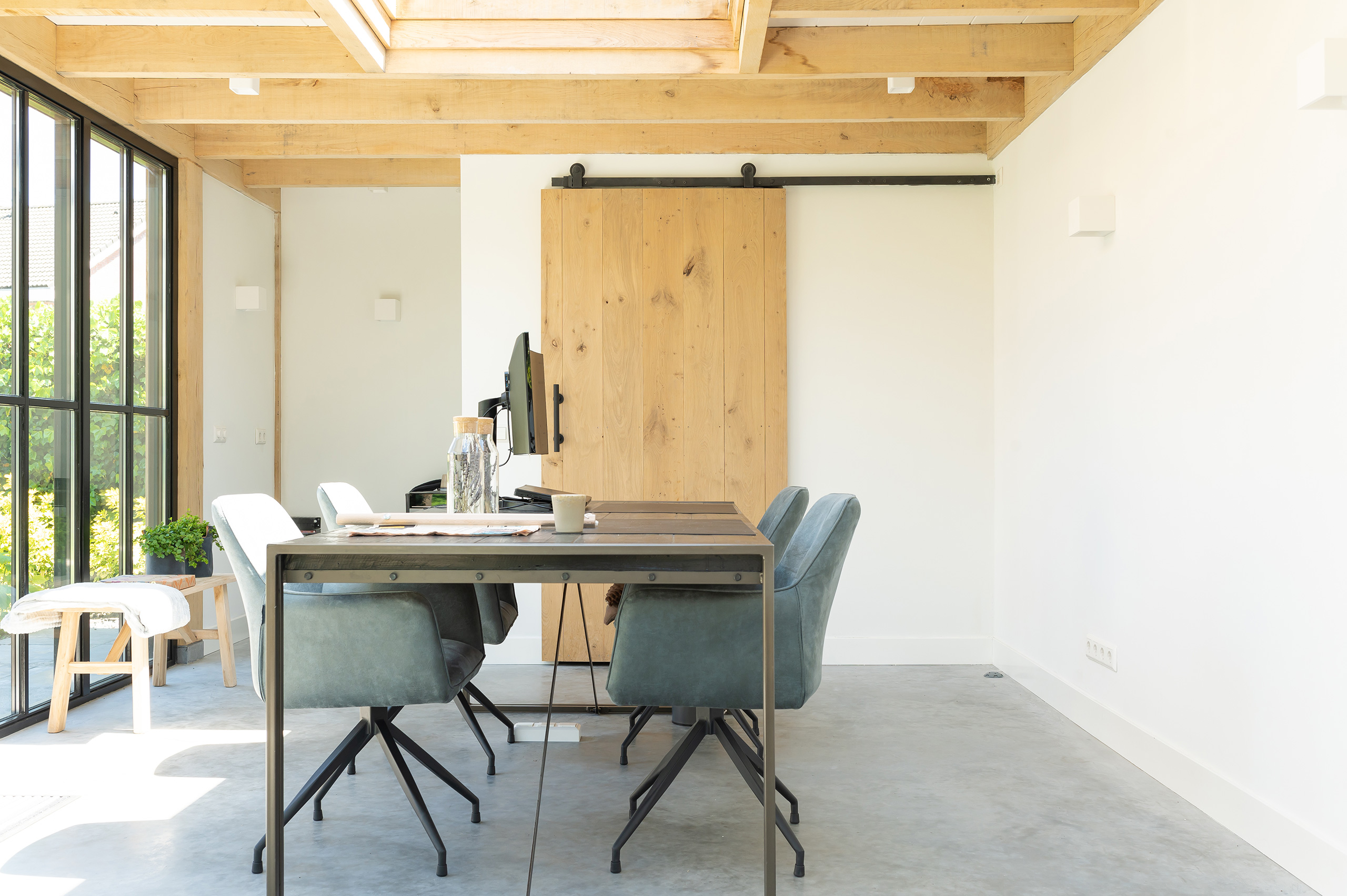 In Etten Leur realiseerden wij dit maatwerk tuinkantoor met veel glas.