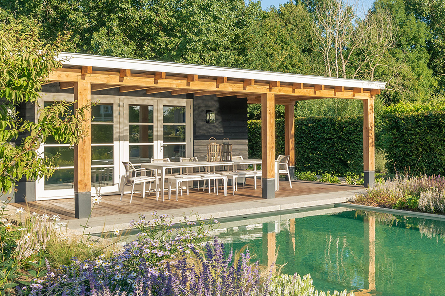 Maatwerk poolhouse Woudrichem door Stantico iconische houten buitenverblijven